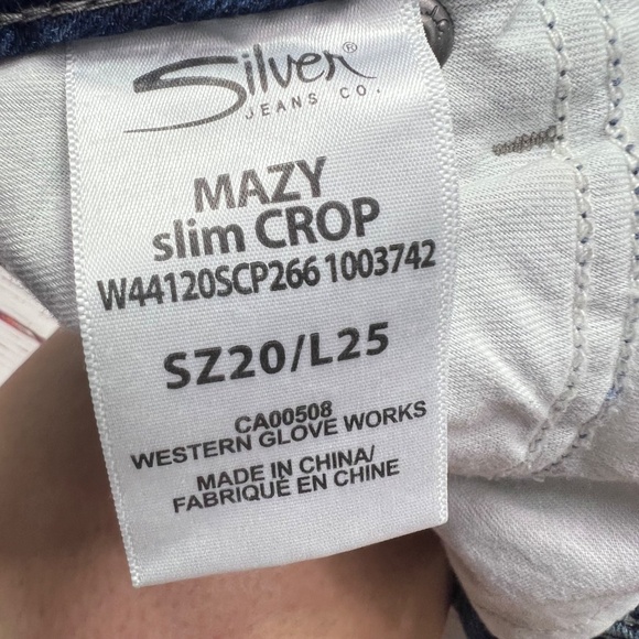 👖|•SILVER JEANS•| Mazy Slim Crop Floral Embroidered Jeans Size 20/L25👖 - Picture 7 of 10